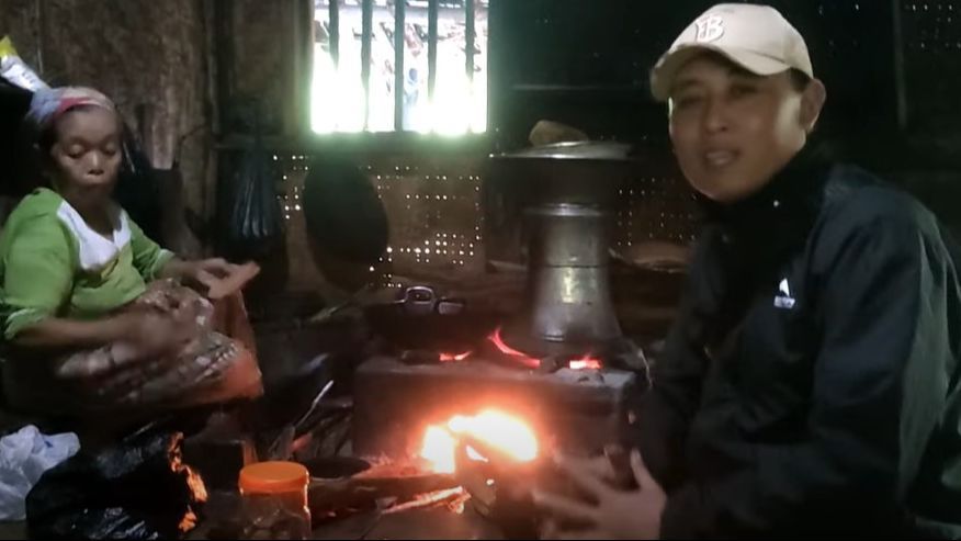 Pasangan Lansia Hidup dengan Damai di Tengah Hutan, Rumahnya Sederhana Berdinding Bilik Bambu