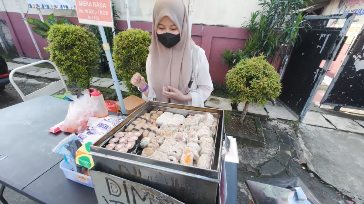 Cerita Pemudi di Depok Kesampingkan Gengsi Jual Dimsum di Pinggir Jalan, Ingin Balas Budi Sang Ibu