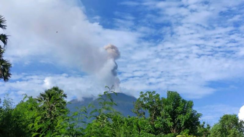 Gunung Ile Lewotolok Kembali Erupsi, Tinggi Kolom Abu Capai 900 Meter