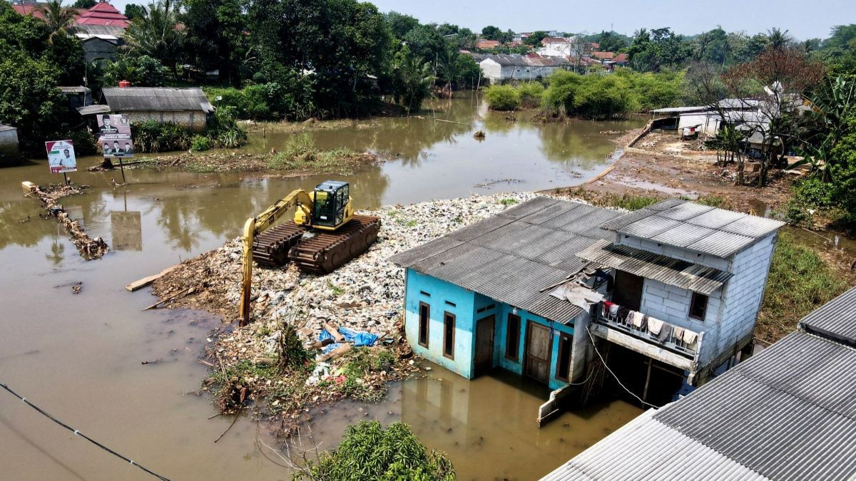 FOTO: Berbulan-bulan Banjir yang Disebabkan Gunung Sampah Masih Merendam Rumah-Rumah hingga Melumpuhkan Jalan di Depok