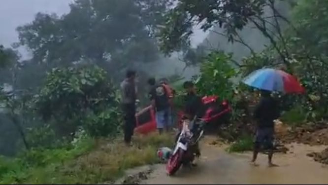 Longsor Timbun Jalan Lintas Sitinjau Lauik, Pengendara Terjebak sejak Siang