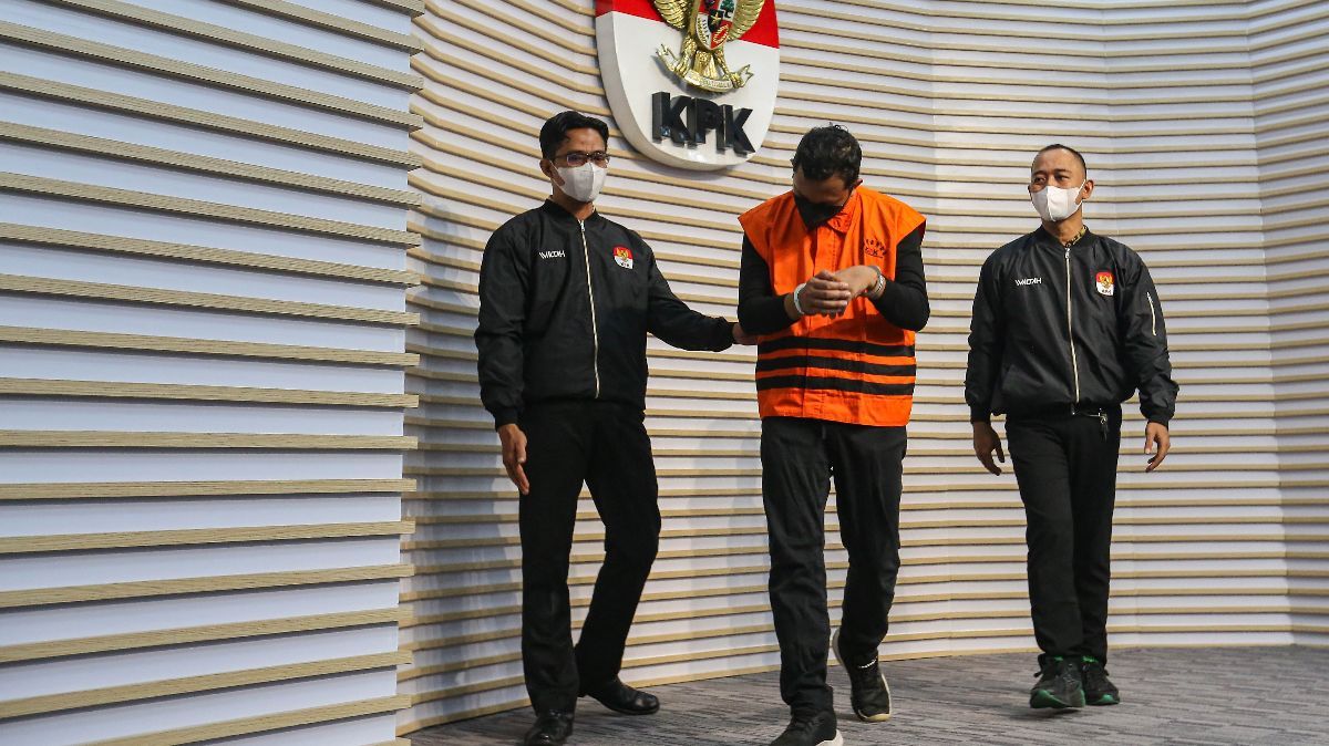 FOTO: Resmi Berompi Orange, Bupati Sidoarjo Ahmad Muhdlor Ali Tertunduk Lesu Ditahan KPK