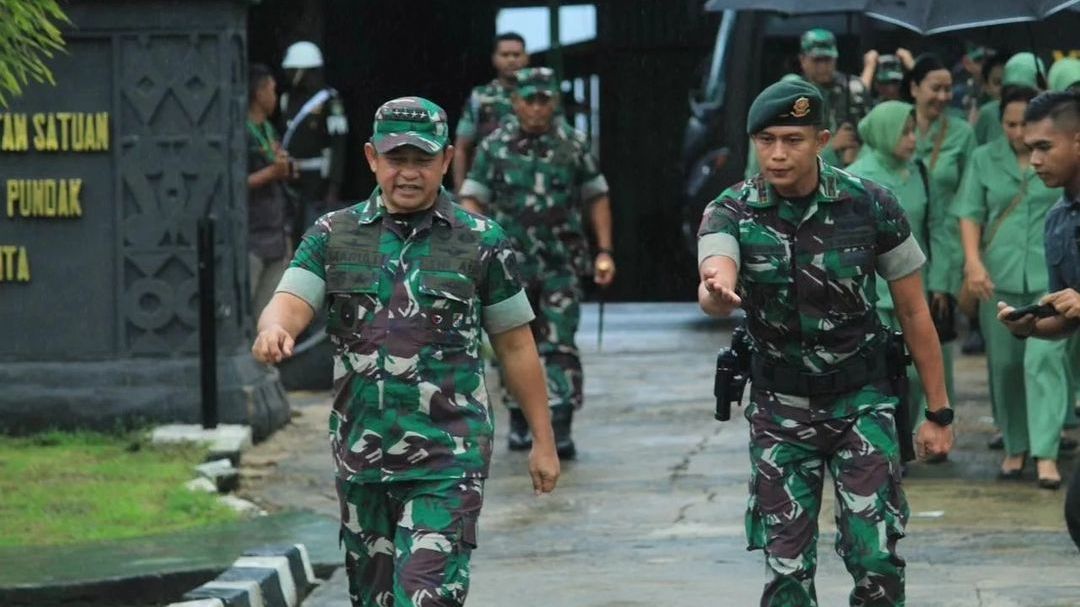 Tanpa Dipayungi Ajudan, Kasad Maruli Hujan-hujanan saat Tugas di Merauke, Sikapnya Disorot