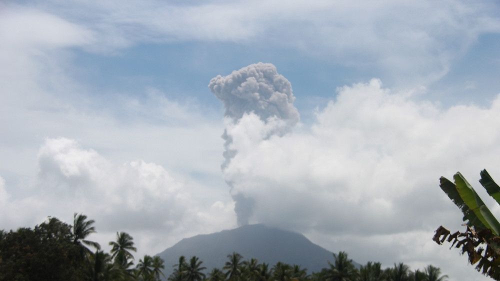 Gunung Ibu di Halmahera Erupsi, Semburkan Abu Setinggi 2.000 Meter