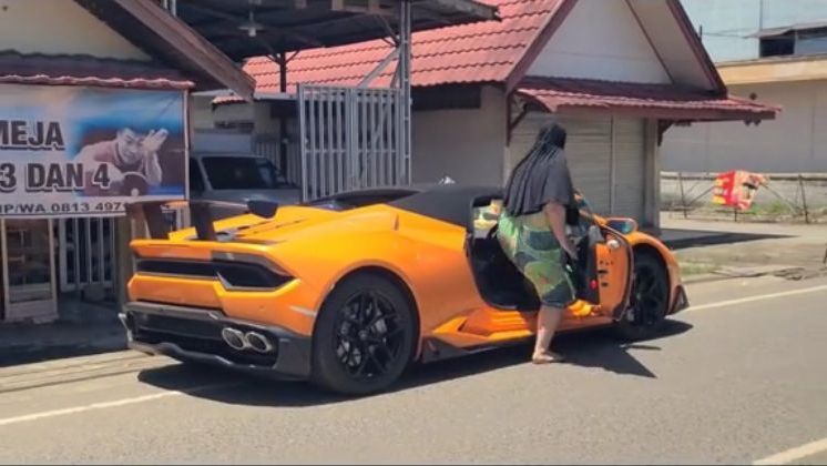 Viral Wanita Berdaster Naik Lamborghini di Kalsel, Ini Sosoknya yang Bukan Orang Sembarangan