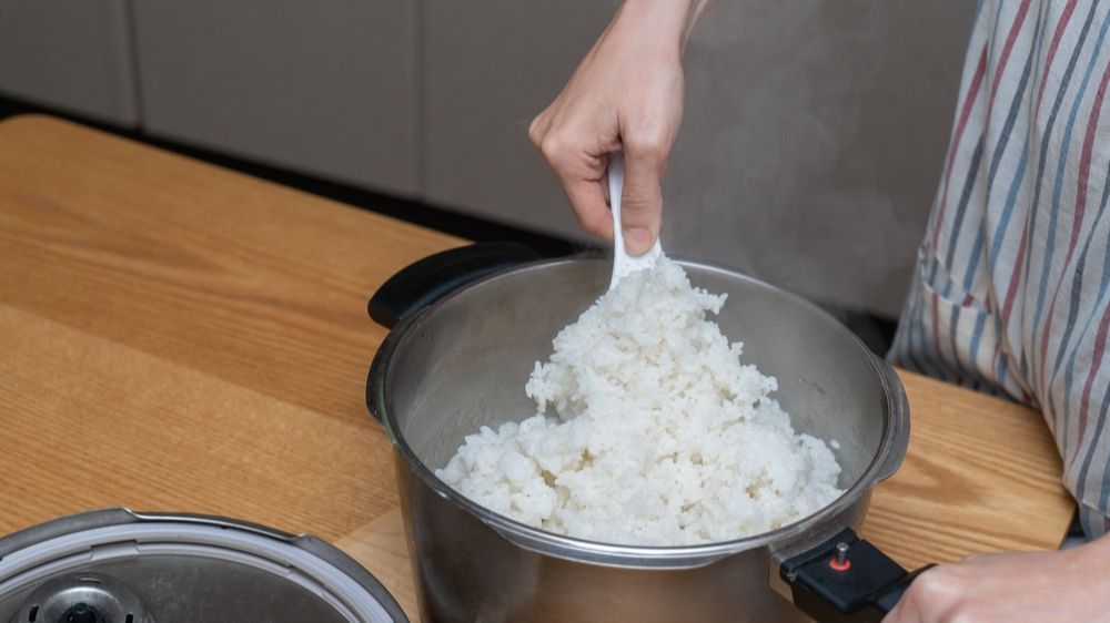 Tanpa Ditanak Ulang Pakai Rice Cooker, Begini Cara Agar Nasi Bisa Pulen Lagi