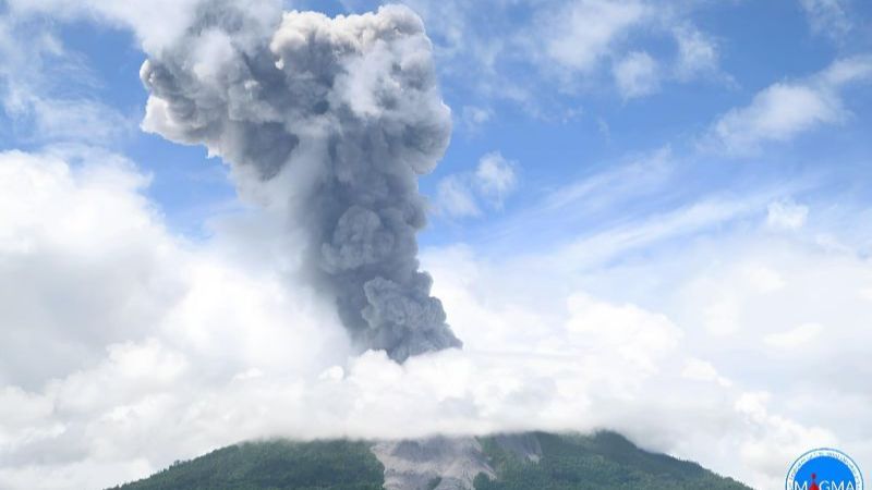 Gunung Ibu Erupsi hingga Ketinggian Kolom Abu 1.500 Meter, Aliran Listrik Sampai Padam