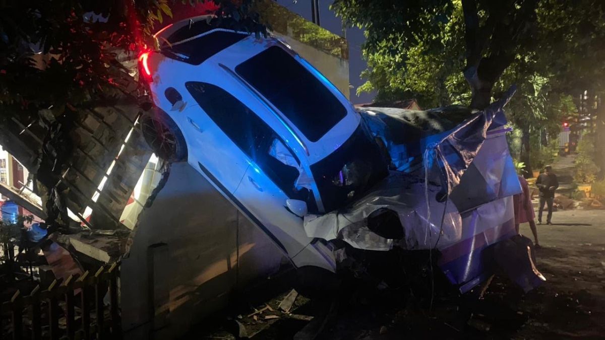 Penampakan Porsche Seruduk Kantor Polisi di Medan, Ringsek Usai Tabrak Avanza hingga Warung