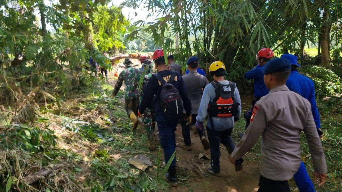 Cerita Korban Banjir Luwu Jalan Kaki 6 Jam ke Pengungsian Setelah Desanya Terisolasi Lima Hari