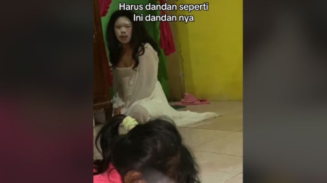 Unik, Bapak Ini Rela Cosplay Agar Anaknya Mau Belajar, 'Ternyata Kunti Sekarang Ganti Job Jadi Guru Les'