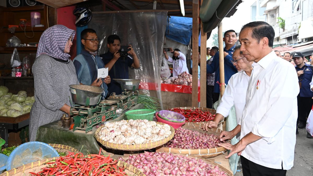 Tinjau Pasar Baru Karawang, Jokowi Klaim Harga Bahan Pokok Alami Penurunan