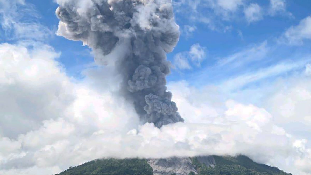 FOTO: Penampakan Erupsi Gunung Ibu di Maluku Utara, Semburkan Abu Vulkanik Setinggi 1.500 Meter