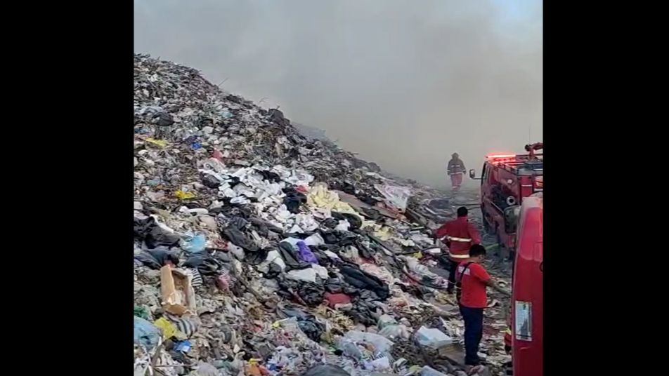 TPA Suwung Denpasar Bali Kembali Terbakar, Petugas Berjibaku Padamkan Api