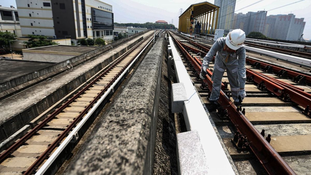 FOTO: Mengintip Cara Teknisi Melakukan Perawatan Sistem Kelistrikan Jalur Kereta LRT Jakarta