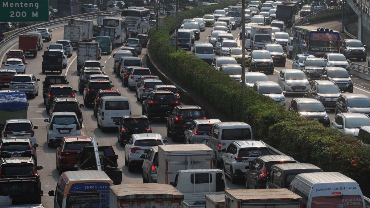 FOTO: DKI Jakarta Terapkan Pembatasan Kendaraan Motor dan Mobil, Ini Batas Usia Maksimal yang Boleh Masuk Ibu Kota