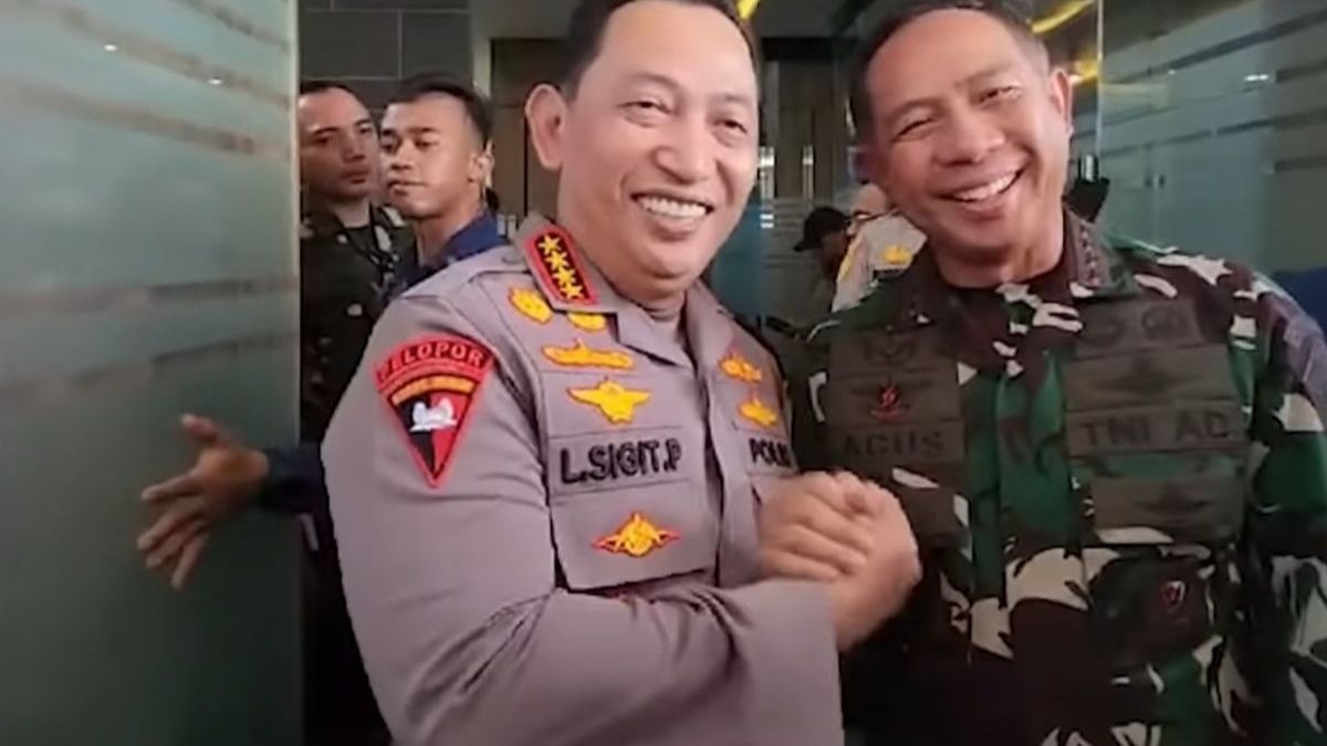 Momen Kapolri Beri Hadiah ke Warga, Tak Disangka Nyeletuk Kocak Bikin Jajaran Polri Tertawa Lepas