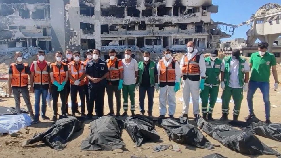 Puluhan Jasad Korban Kekejaman Israel Ditemukan di RS Gaza, Tenaga Medis Sampai Anak-Anak Dikubur Massal dengan Tangan Diborgol