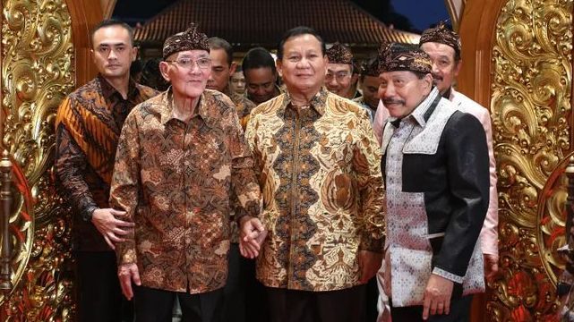 VIDEO: Tangan Prabowo Ditepuk Jenderal Sepuh saat Salaman, Muncul Eks Panglima TNI Era SBY Beri Hormat