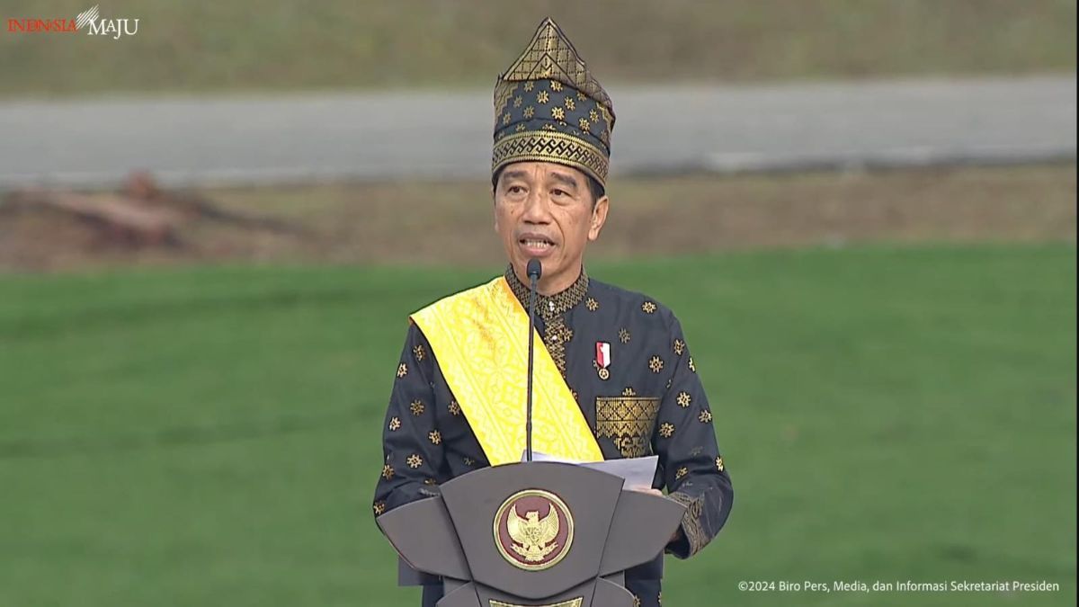 Pimpin Upacara Hari Lahir Pancasila di Blok Rokan Riau, Jokowi Pakai Baju Adat Teluk Belanga