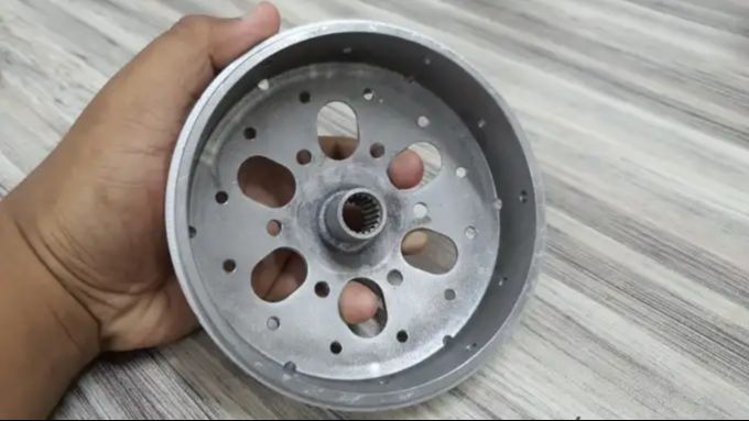 Mari kita simak penjelasan tentang apa fungsi dari lubang pada mangkok kampas ganda motor matic.