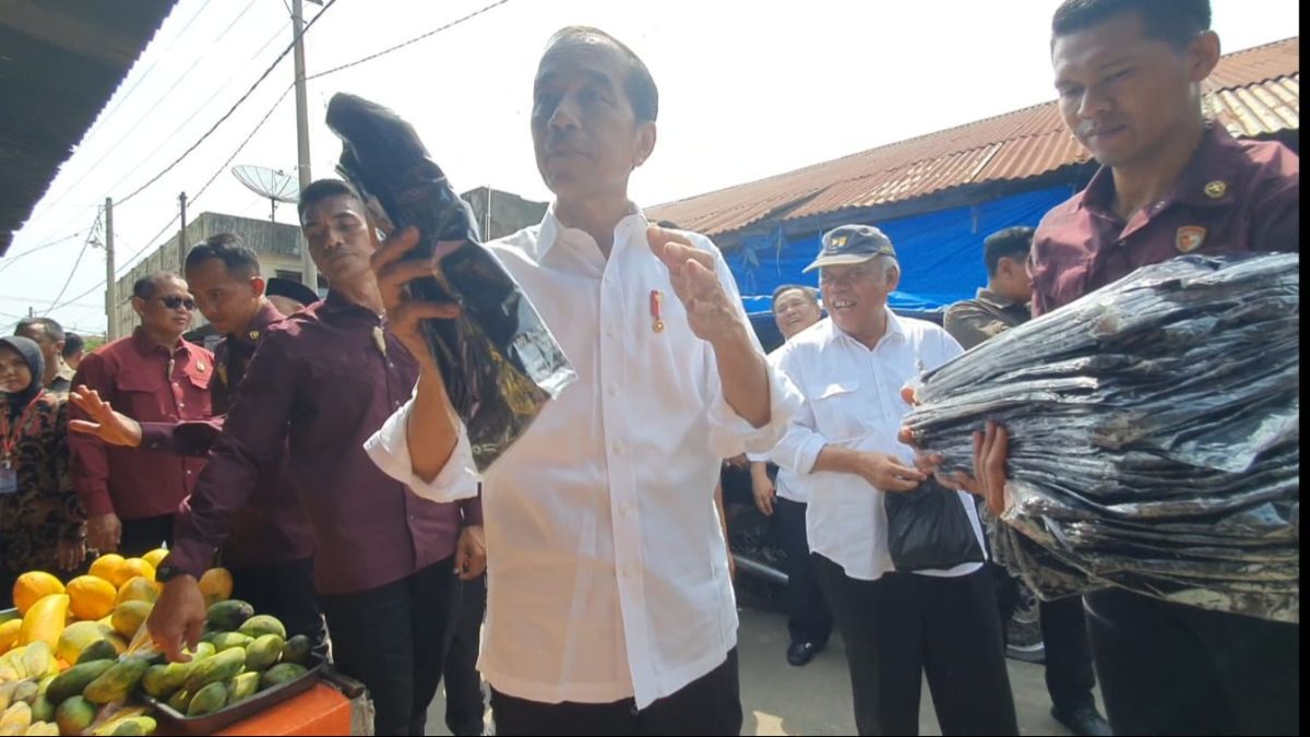 Saat Menteri Basuki Tawari Presiden Jokowi Jengkol di Pasar Senggol Dumai