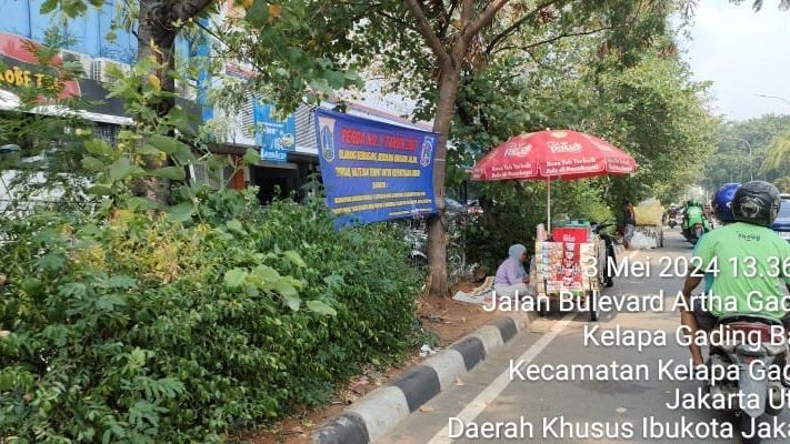 PKL Ini Jualan di Depan Spanduk Aturan Perda soal Larangan Berdagang di Pinggir Jalan