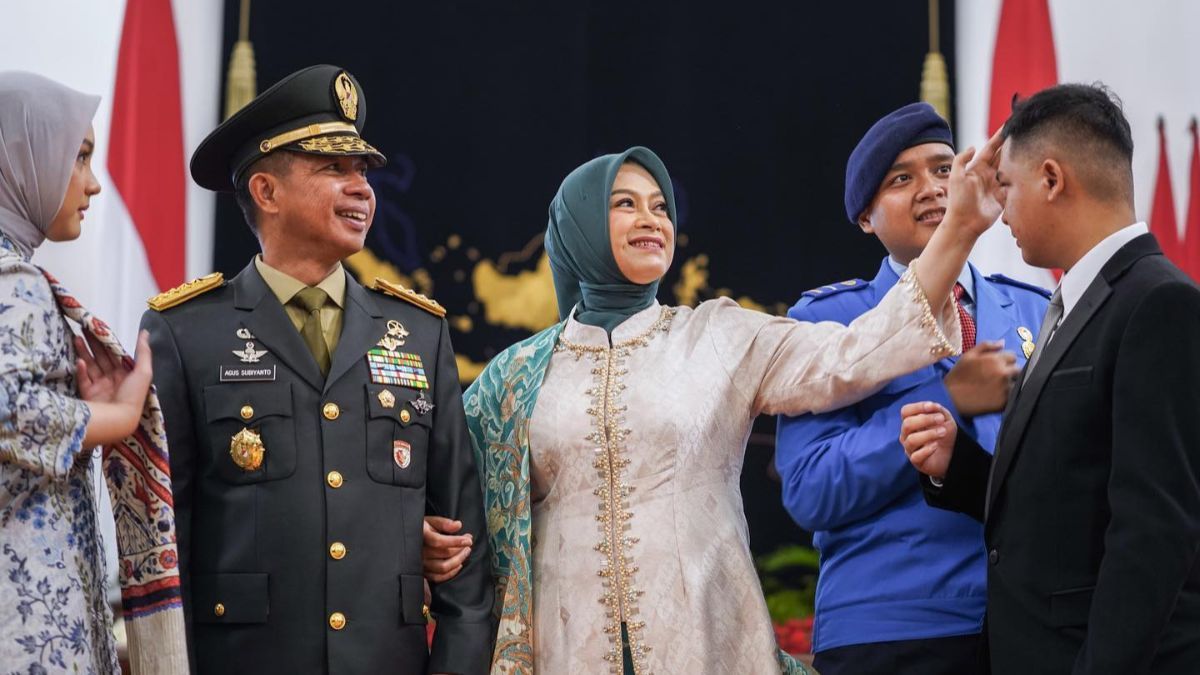 Dianugerahi Gelar 'Dato Seri Satria Bijaya Negara', Penampilan Panglima TNI & Istri Berpakaian Adat Keren Abis