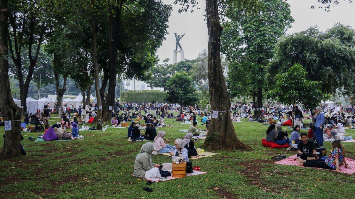 FOTO: Antusiasme Ribuan Orang Ikuti Semasa Piknik di Bawah Rindangnya Pepohonan Lapangan Banteng