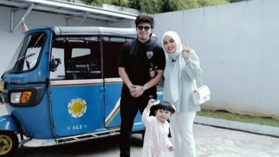 Biasa Naik Mobil Mewah, 8 Foto Ameena Girang Dijemput Aurel dan Atta Naik Bajaj