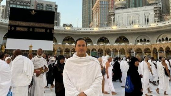 Senyum Bahagia di Arab Saudi, 8 Foto Saipul Jamil Berangkat Ibadah Haji