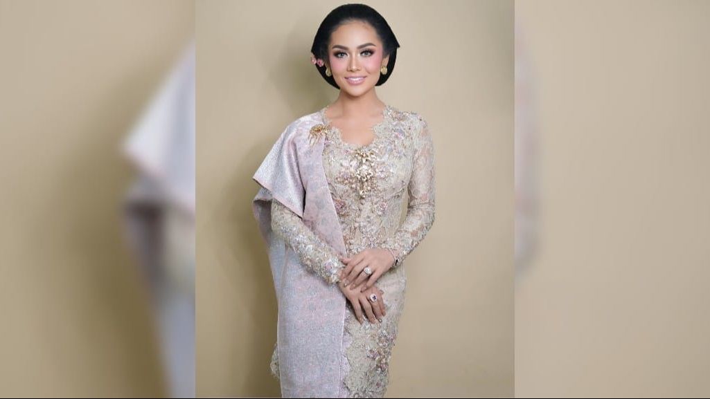 10 Potret Cantik Kris Dayanti Tampil dalam Balutan Busana Kebaya, Terlihat Awet Muda Hingga Disebut 'Kakak Aurel'