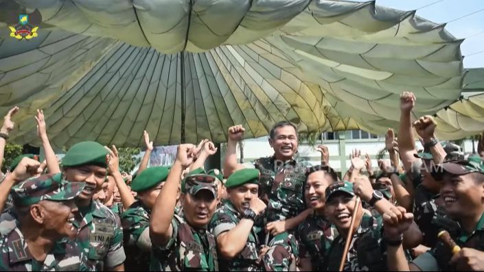 Kasad Maruli Bernyanyi Sampai Loncat-loncat di Makorem 043 Garuda Hitam saat Bawakan Lagu 'Kamu Nggak Sendirian'