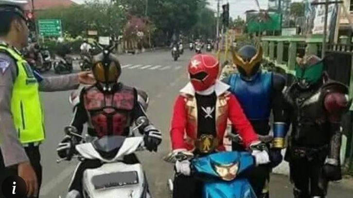 10 Potret Kostum Pemotor di Luar Nalar Ini Bikin Ngakak, Ada Ironman Isi Bensin Eceran!