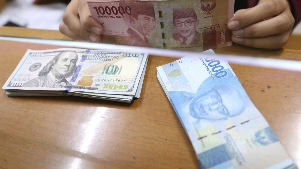 Nilai Tukar Rupiah Anjlok Nyaris Sentuh Level Rp16.300 per USD, Jokowi: Ketidakpastian Hantui Semua Negara