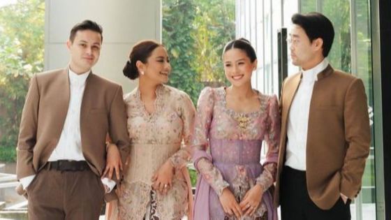 7 Foto Gaya Maudy Ayunda Kondangan Bareng Jesse Choi dan Keluarga