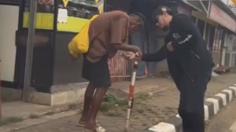 Kakek ini Nolak Diberi Uang Banyak dari Pria Baik Hati, Alasannya Luar Biasa