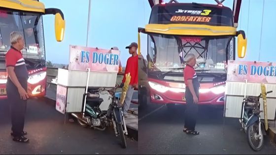 Meski terjadi kemacetan, para pedagang tetap asyik berjualan di jembatan dan enggan pergi.