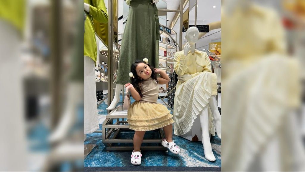 Gemasnya Xarena Anak Siti Badriah Shopping di Mal, Bawa Tas lalu Gaya Foto Sama Manekin