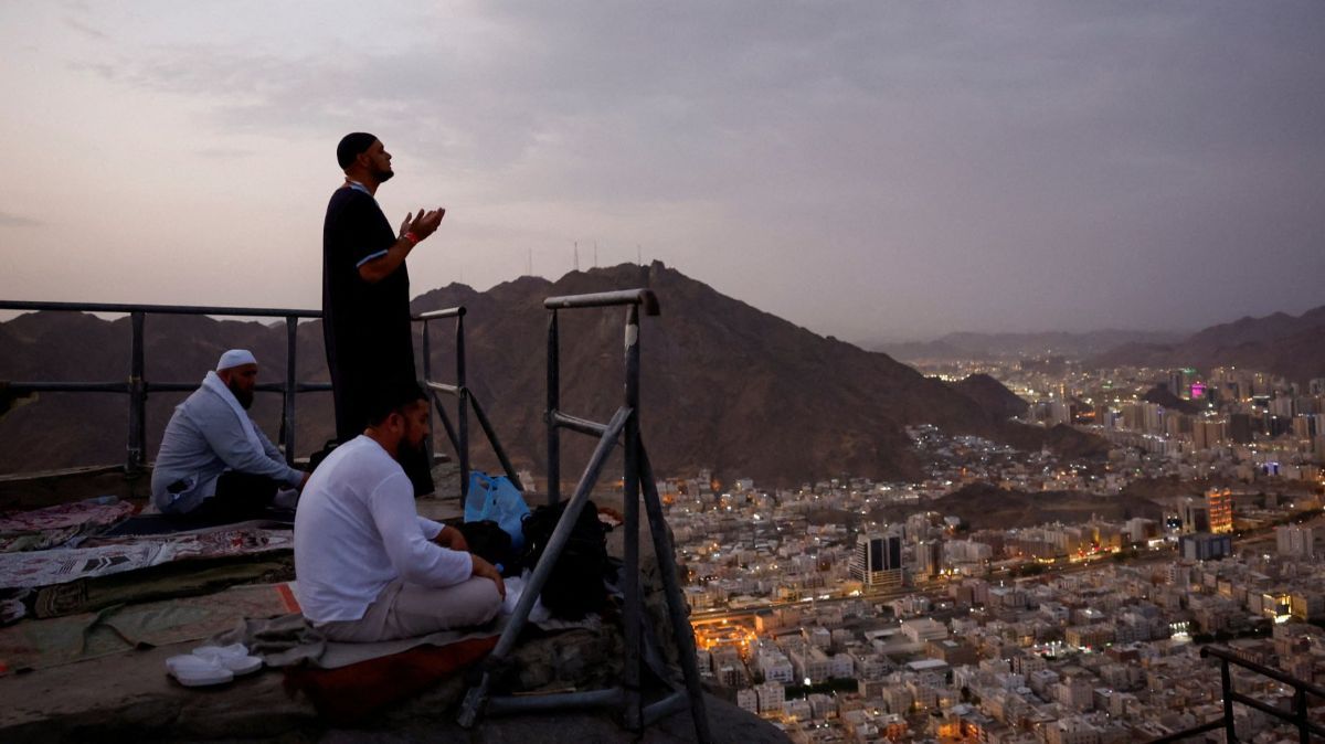 FOTO: Kekhusyukan Jemaah Haji Berdoa di Puncak Jabal Nur, Titik Awal Kenabian Rasulullah SAW