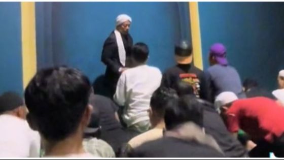 Momen Penonton Konser Opick Salat Magrib Berjemaah Diimami Artisnya Ini Viral, Tuai Banyak Komentar