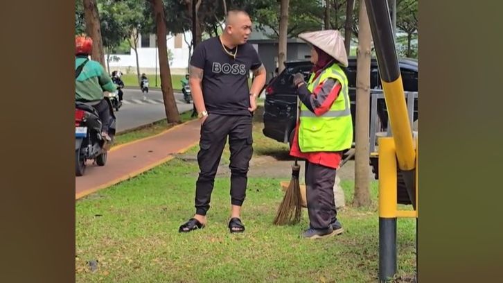 Tukang Sapu Jalanan Dapat Rezeki Nomplok, Dihadiahi HP oleh Sosok ini Girang Banget