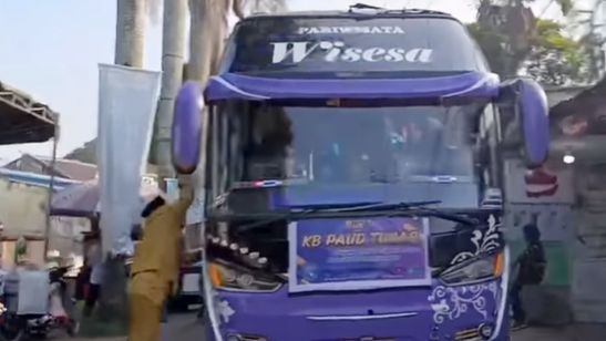 Momen Guru di Depok Hadang Bus Telolet Saat Lewat Depan Sekolah Dasar