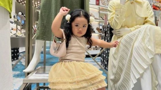 Gaya Centilnya Bikin Gemas, 10 Foto Xarena Anak Siti Badriah Saat Shopping Bareng Sang Bunda