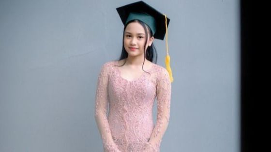 Pakai Kebaya Warna Pink, 8 Foto Samarra Putri Masayu Anastasia dan Lembu Wisuda SMP!