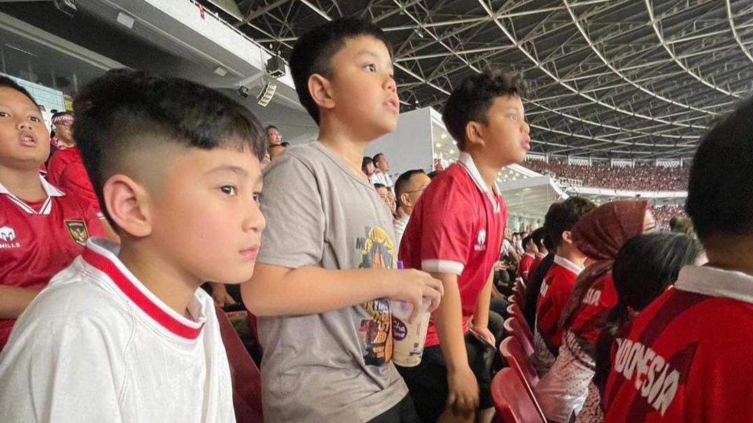 Potret Ganteng Rafathar Nonton Langsung Timnas di Stadion, Netizen 'Melongo Juga Cakep'