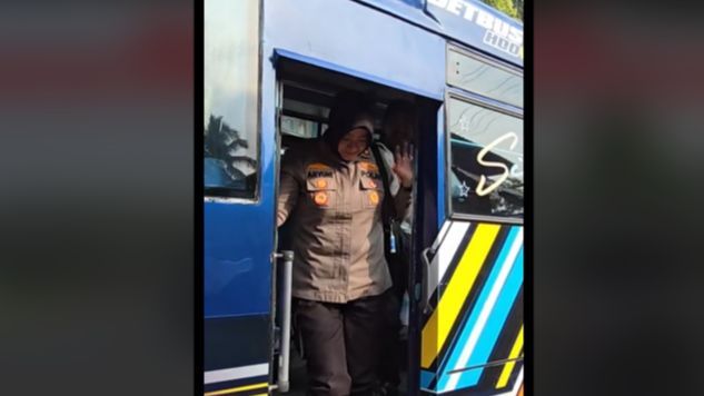 Mengenang Masa Lalu, Polwan Cantik Berjalan Kaki dari Rumah ke Jalan Raya Untuk Naik Bus Menuju Sekolah