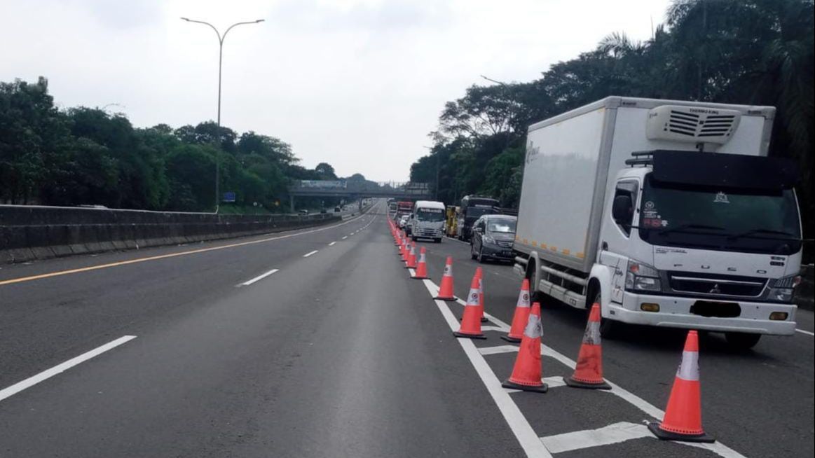 Diduga Sopir Mengantuk, Truk Es Krim Kecelakaan di Tol Lingkar Luar Jakarta