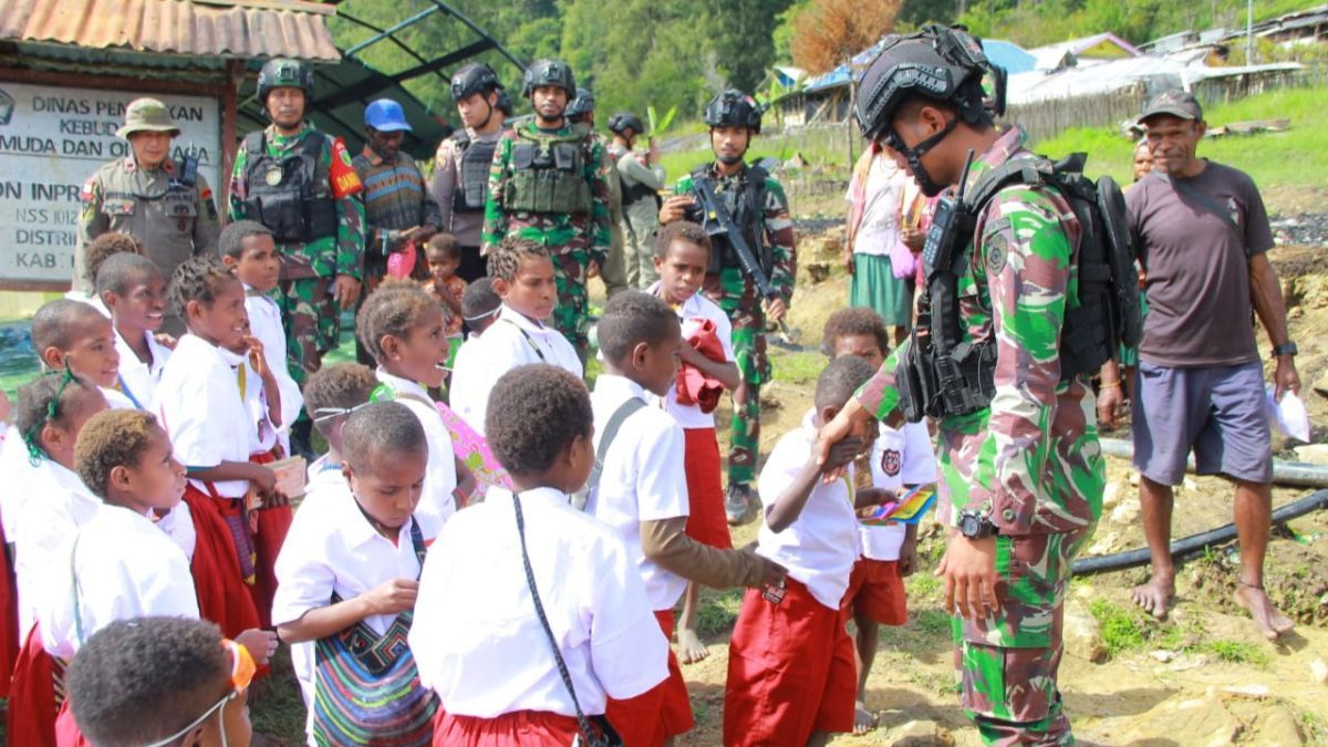 Aksi Anggota TNI Bikin Anak Papua Girang, Padahal Sebelumnya Kampungnya Dihancurkan OPM