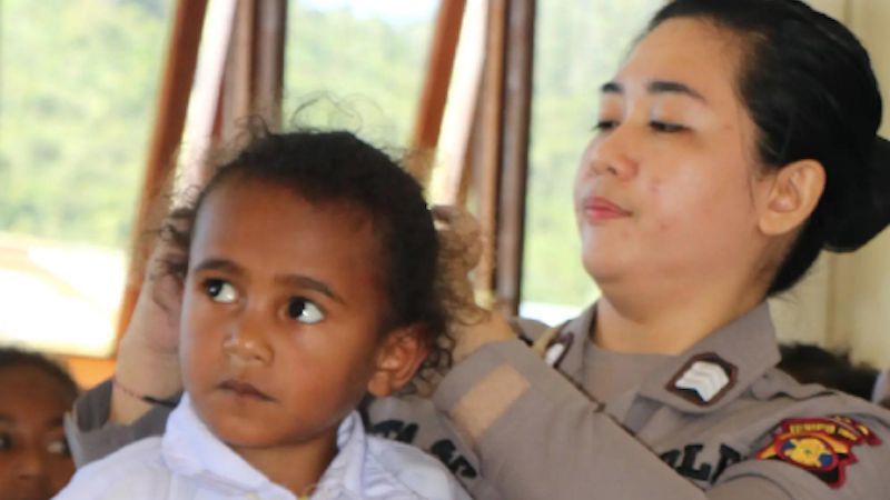 Potret Satu-satunya Polwan Jadi Agen Trauma Healing di Papua, Sosoknya Cantik Mempesona & Tangguh