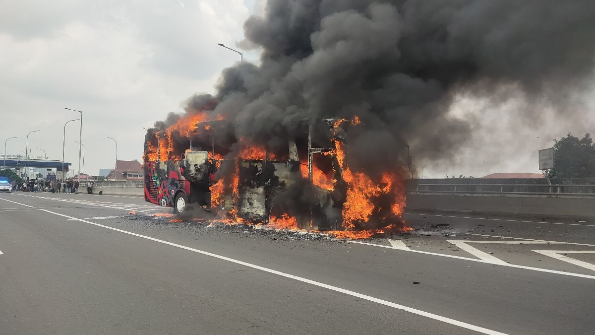 Akibat Pecah Ban, Bus Terbakar di Tol Dalam Kota